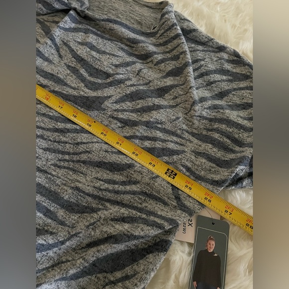 Set of Two Open Shoulder Tops - Picture 7 of 12